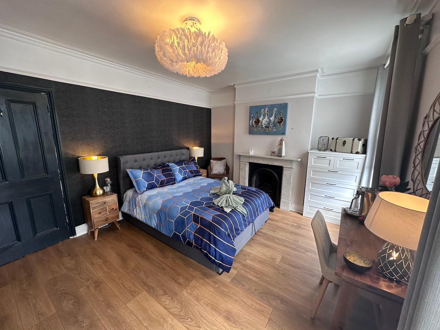 Large Bedroom In Beautiful House Londen Buitenkant foto